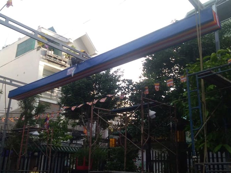 lắp đặt mái che nắng mưa di động tại sân chùa