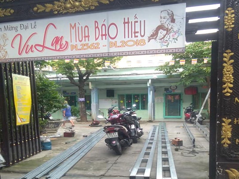 thi công mái che di động ngoài trời cho nhà chùa