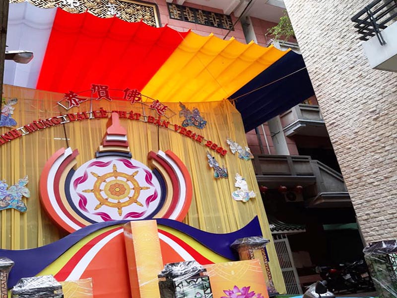 Mái xếp che sân chùa