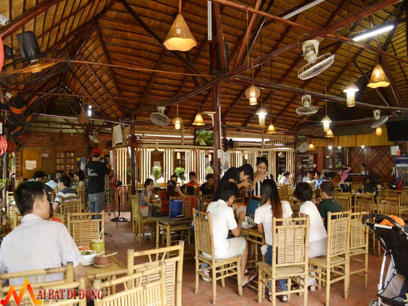 mái che nhà hàng bằng lợp lá